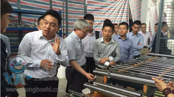 工博士組織參觀考察德國(guó)庫(kù)卡機(jī)器人工廠